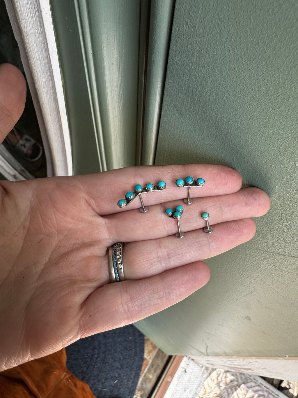 Cluster flat back ear crawler