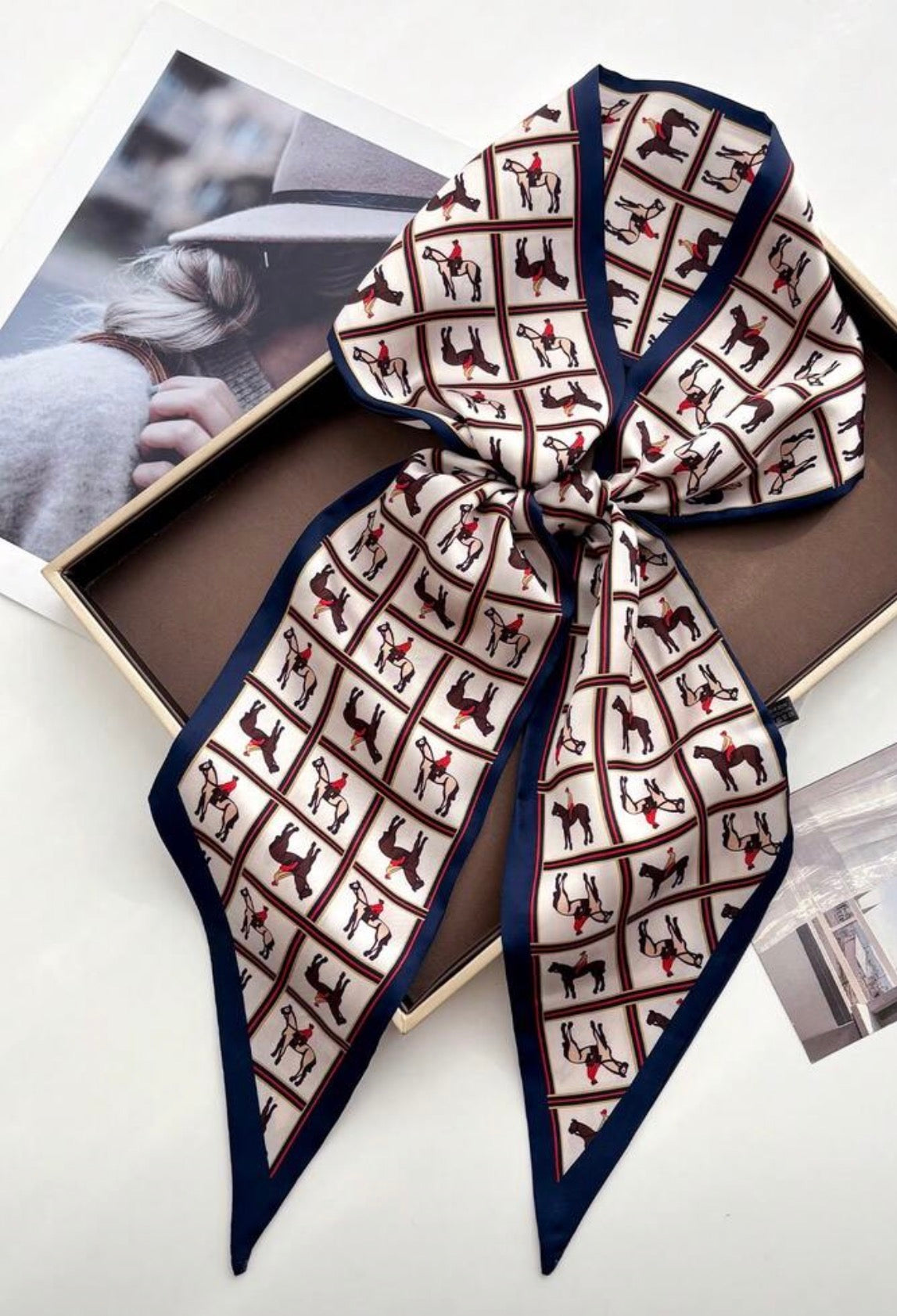 Reversible horse chain bit scarf